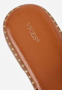 Born2be - Jasnobrązowe Klapki VICES Ozdobione Metaliczną Klamrą i Wycięciami Zarinlisa. Okazja: na co dzień, do pracy. Kolor: brązowy. Materiał: jeans, len. Wzór: aplikacja. Styl: casual, klasyczny, elegancki #7