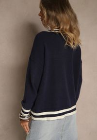 Renee - Granatowy Sweter Preppy z Dodatkiem Kaszmiru Lincire. Typ kołnierza: dekolt w serek. Kolor: niebieski. Materiał: kaszmir. Wzór: aplikacja. Styl: elegancki #3