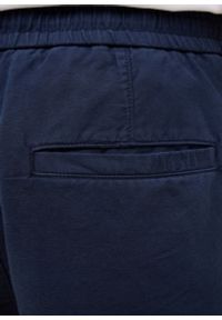 MUSTANG Męskie szorty Materiałowe Mustang Style Linen Jogger Shorts Navy Blazer 1016459 5324. Okazja: na co dzień. Materiał: materiał. Długość: do kolan. Sezon: lato. Styl: wakacyjny, casual, sportowy, klasyczny, elegancki