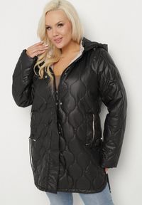 Born2be - Czarna Kurtka Pudełkowa z Pikowaniem i Odpinanym Kapturem Annaloria. Okazja: na co dzień, na spacer. Kolekcja: plus size. Kolor: czarny. Styl: casual