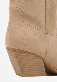 Renee - Ciemnobeżowe Ażurowe Kozaki Kowbojki na Obcasie typu Stożek Tidrina. Kolor: beżowy. Materiał: zamsz. Wzór: ażurowy. Obcas: na obcasie. Styl: elegancki. Wysokość obcasa: średni #2