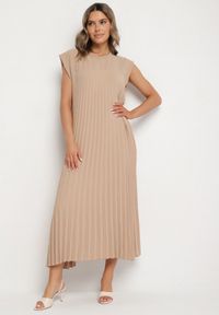 Born2be - Beżowa Plisowana Sukienka Mavence. Okazja: na co dzień. Kolor: brązowy. Wzór: nadruk. Styl: klasyczny, casual #1