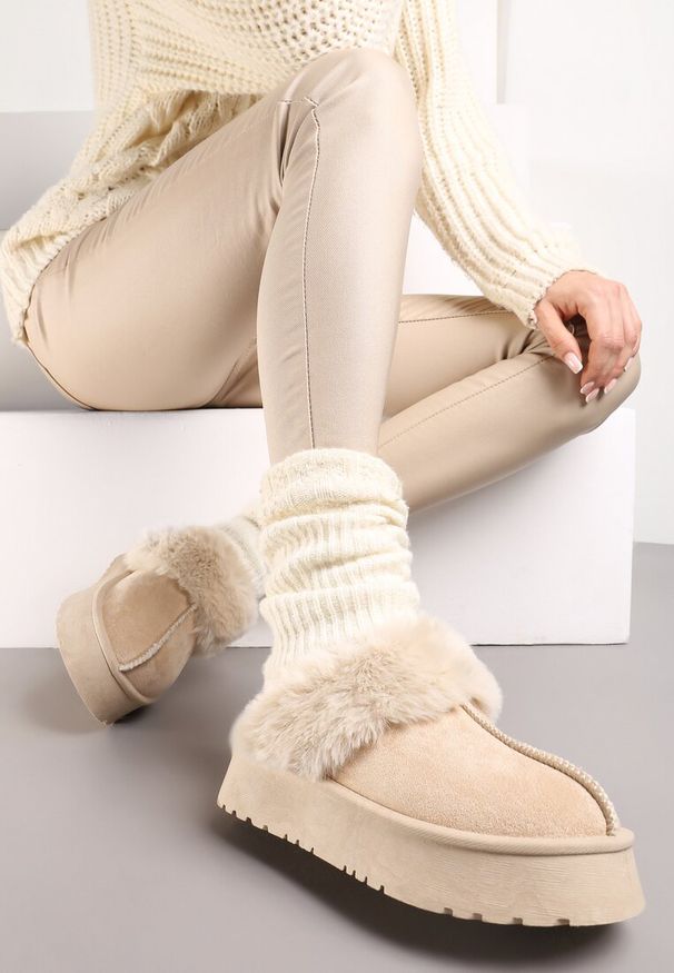 Renee - Beżowe Kapcie na Platformie z Ekozamszu z Futerkiem Livorn. Kolor: beżowy. Materiał: futro. Obcas: na platformie. Styl: elegancki