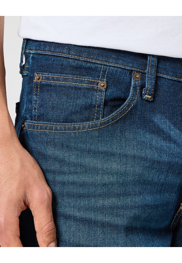 Męskie Spodnie Jeansowe Wrangler Relaxed Fit Blackened Indigo 112352957. Okazja: na co dzień, do pracy. Styl: klasyczny, casual, elegancki