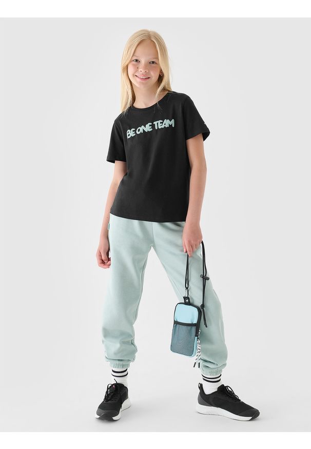 4f - 4F T-shirt z nadrukiem dziewczęcy - czarny 152 (11-12 lat). Okazja: na co dzień. Kolor: czarny. Materiał: bawełna, jersey, dzianina. Długość rękawa: krótki rękaw. Długość: krótkie. Wzór: nadruk. Sezon: lato. Styl: sportowy, klasyczny, casual
