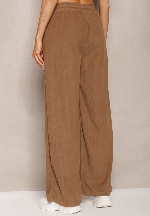Renee - Brązowe Szerokie Spodnie o Prążkowanym Kroju z Gumką w Pasie Jovulla. Okazja: na spacer, na co dzień. Kolor: brązowy. Materiał: prążkowany. Sezon: lato. Styl: casual