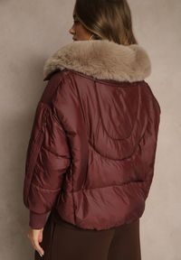 Renee - Bordowa Pudełkowa Kurtka z Pikowanymi Przeszyciami i Kapturem z Futrem Ruvitta. Okazja: na co dzień. Kolor: czerwony. Materiał: futro. Sezon: zima. Styl: casual, elegancki #3