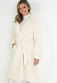 Born2be - Biały Płaszcz Futrzany z Wiązanym Paskiem Pargol. Kolor: biały. Materiał: futro #1