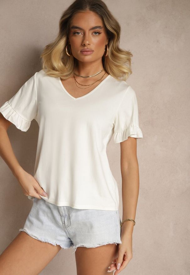 Renee - Biała Bluzka z Wiskozą z Falbankami i Dekoltem w Kształcie Litery V Alivaya. Okazja: na co dzień. Typ kołnierza: kołnierz z falbankami, dekolt w kształcie V. Kolor: biały. Materiał: wiskoza. Styl: casual