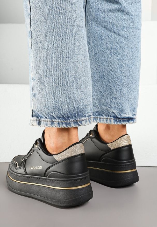 Renee - Czarne Sneakersy na Platformie Ozdobione Brokatem i Napisem Udivoria. Okazja: na co dzień. Kolor: czarny. Materiał: jeans. Wzór: aplikacja, napisy. Obcas: na platformie