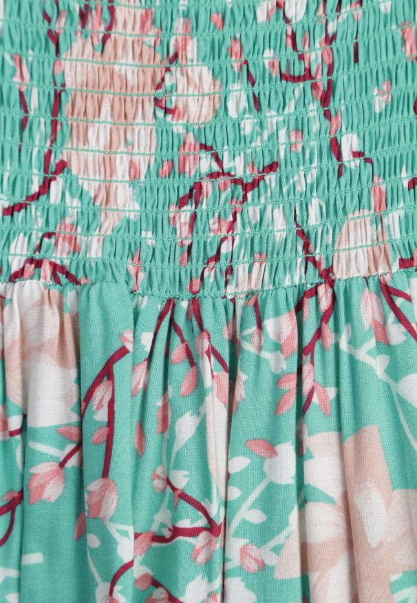 Born2be - Zielona Rozkloszowana Sukienka w Kwiaty z Marszczonym Dekoltem Disteria. Okazja: na co dzień. Kolor: zielony. Materiał: jeans. Wzór: kwiaty. Sezon: wiosna, lato. Styl: vintage, casual, elegancki