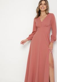 Born2be - Różowa Rozkloszowana Sukienka Koktajlowa z Bufiastymi Rękawami i Rozcięciem na Nogę Erqellia. Okazja: na imprezę. Typ kołnierza: dekolt w serek. Kolor: różowy. Styl: wizytowy #6