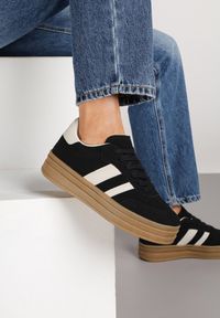 Renee - Czarne Sneakersy w Stylu Klasycznych Tenisówek na Platformie Nallania. Okazja: na spacer. Kolor: czarny. Materiał: jeans. Obcas: na platformie. Sport: turystyka piesza