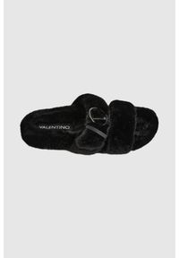 Valentino by Mario Valentino - VALENTINO Czarne klapki damskie z syntetycznego futerka. Kolor: czarny. Materiał: futro, syntetyk #4