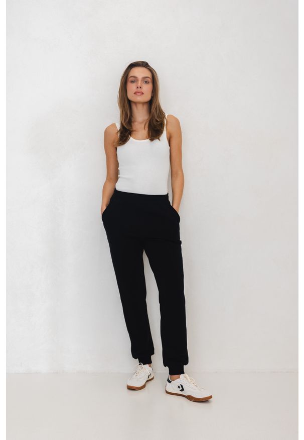 LEKKIE SPODNIE JOGGERS CZARNE XL - Flawless. Kolor: czarny. Materiał: materiał, skóra, dresówka, bawełna. Sport: joga i pilates