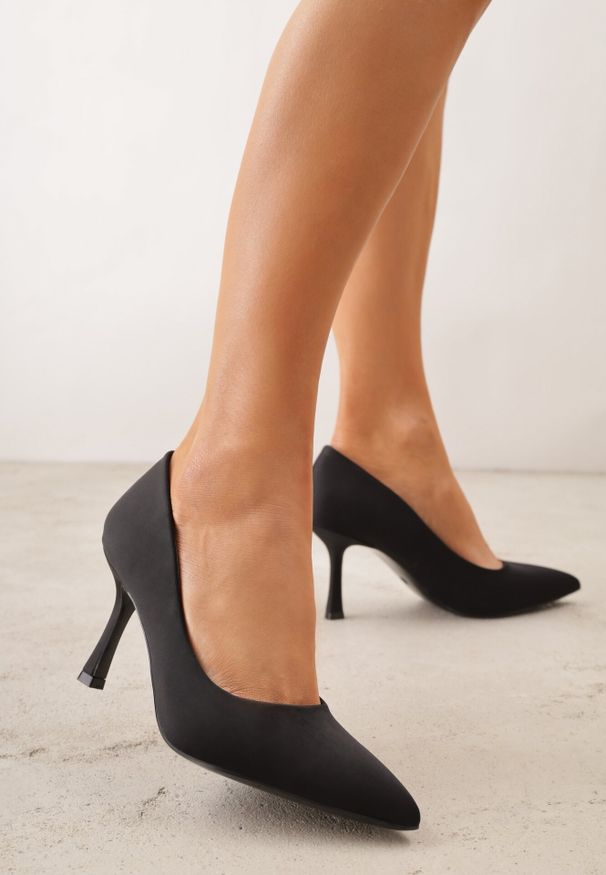 Born2be - Czarne Klasyczne Szpilki z Gładkiej Tkaniny Orianna. Okazja: na co dzień, do pracy, na spotkanie biznesowe. Kolor: czarny. Materiał: tkanina. Wzór: gładki. Obcas: na szpilce. Styl: klasyczny