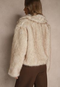 Renee - Beżowa Kurtka Futerko o Fasonie Cropped z Kołnierzem Abentia. Okazja: na co dzień. Kolor: beżowy. Materiał: futro. Sezon: zima. Styl: casual #3
