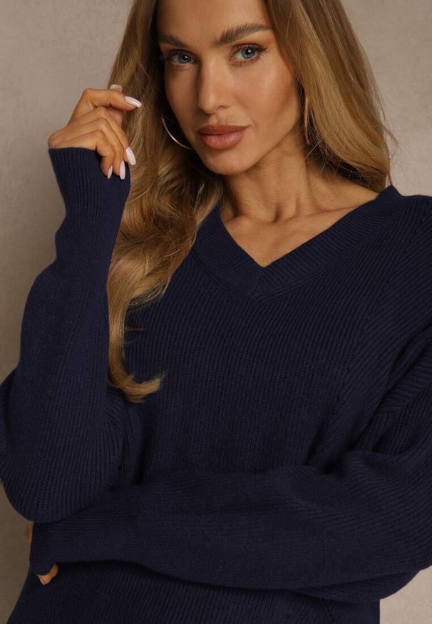 Renee - Granatowy Sweter z Dodatkiem Kaszmiru i Trójkątnym Dekoltem Silefera. Okazja: na co dzień. Kolor: niebieski. Materiał: kaszmir. Styl: casual, elegancki
