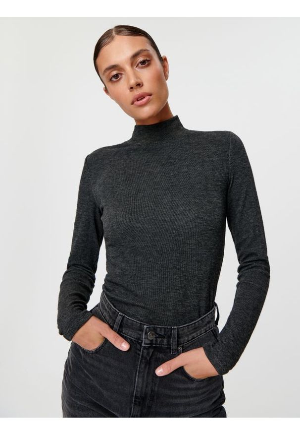 Sinsay - Bluzka ze stójką - szary. Typ kołnierza: kołnierzyk stójkowy. Kolor: szary. Materiał: włókno, materiał, wiskoza