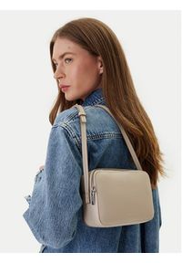 Calvin Klein Torebka Foil Logo Elongated Camera Bag LV04F3276G Beżowy. Kolor: beżowy. Materiał: skórzane #4