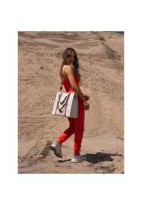 Modna shopperka damska w brązowo-beżowym kolorze z regulowanym paskiem w zestawie Peterson PTN CAN-04. Kolor: brązowy, wielokolorowy, beżowy. Materiał: skórzane. Styl: elegancki. Rodzaj torebki: na ramię #1