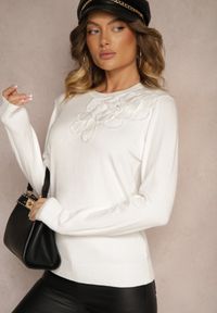 Renee - Biały Sweter z Modalem i Wiskozą Ozdobiony Aplikacjami 3D Desalttia. Okazja: na co dzień. Kolor: biały. Materiał: wiskoza. Wzór: aplikacja. Styl: casual #5