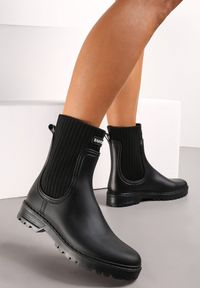 Born2be - Czarne Kalosze w Stylu Sztybletów z Dzianinową Cholewką Valimos. Okazja: na co dzień. Nosek buta: okrągły. Kolor: czarny. Materiał: dzianina. Szerokość cholewki: normalna. Obcas: na obcasie. Styl: klasyczny, elegancki, casual. Wysokość obcasa: niski