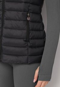 Born2be - Czarna Pikowana Kamizelka z Kieszeniami na Suwaki i Kapturem Lunevc. Kolor: czarny #4