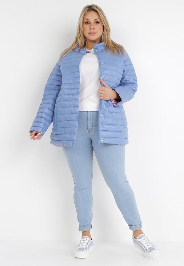 Born2be - Jasnoniebieska Kurtka Elanassa. Typ kołnierza: kołnierzyk stójkowy. Kolekcja: plus size. Kolor: niebieski