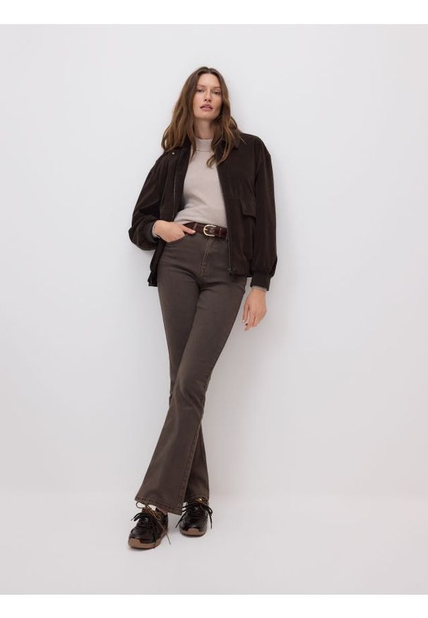 Reserved - Jeansy flare bootcut - brązowy. Kolor: brązowy