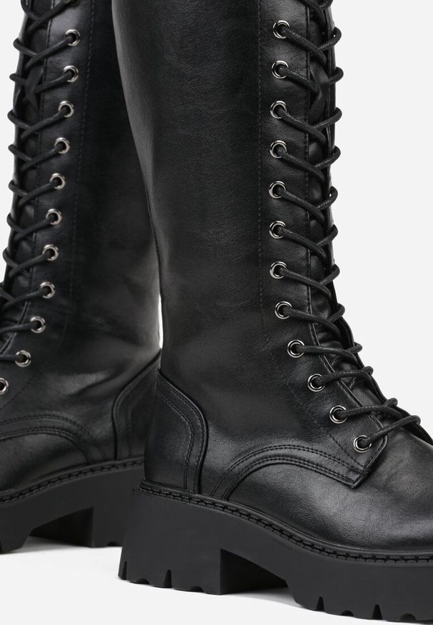 Renee - Czarne Kozaki VICES Typu Workery w Grungowym Stylu Unalira. Okazja: na co dzień. Kolor: czarny. Materiał: jeans, satyna. Szerokość cholewki: normalna. Styl: casual