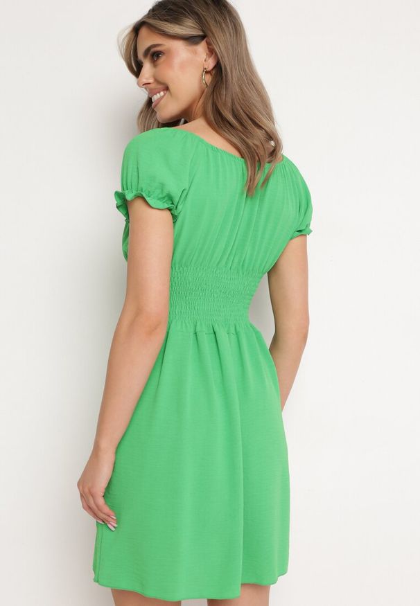 Born2be - Zielona Rozkloszowana Sukienka Typu Hiszpanka z Gumką w Pasie Tiadella. Okazja: na co dzień. Typ kołnierza: dekolt hiszpanka. Kolor: zielony. Długość rękawa: krótki rękaw. Sezon: wiosna, lato. Typ sukienki: proste. Styl: elegancki, casual