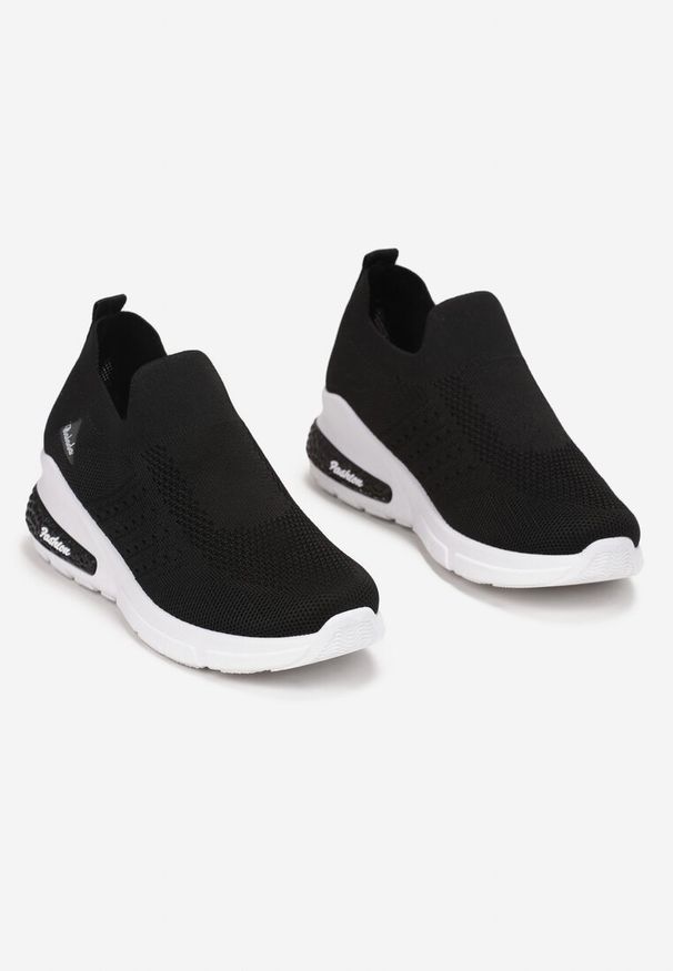 Renee - Czarne Buty Sportowe Amathane. Wysokość cholewki: przed kostkę. Zapięcie: bez zapięcia. Kolor: czarny. Materiał: materiał. Szerokość cholewki: normalna. Wzór: aplikacja. Obcas: na koturnie