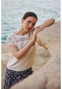 MOODO - Bluzka z bawełny z koronką biała. Kolor: biały. Materiał: bawełna, koronka. Wzór: koronka #1