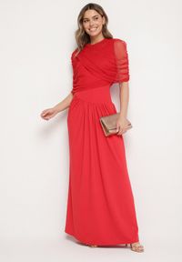 Born2be - Czerwona Koktajlowa Sukienka Zdobiona Marszczeniem z Siateczkową Narzutką Millanea. Okazja: na co dzień. Kolor: czerwony. Wzór: aplikacja. Typ sukienki: proste. Styl: wizytowy #6