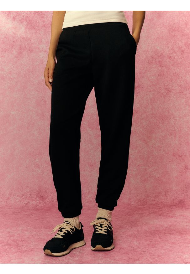 4f - 4F Spodnie dresowe joggery damskie - czarne XXL. Stan: podwyższony. Kolor: czarny. Materiał: dresówka
