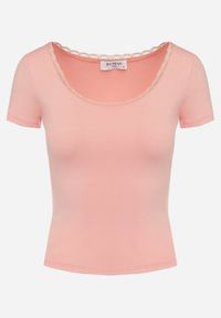 Born2be - Różowa Bluzka z Koronkową Lamówką Wokół Dekoltu Fianlema. Okazja: na co dzień. Kolor: różowy. Materiał: koronka. Styl: elegancki, casual #3