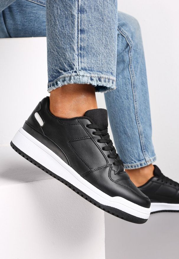 Renee - Czarne Sneakersy z Perforacją na Nosku i Wstawkami na Zapiętku Favisi. Kolor: czarny. Wzór: aplikacja, kolorowy