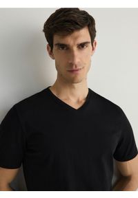Reserved - T-shirt slim z dekoltem V - czarny. Kolor: czarny. Materiał: dzianina, bawełna
