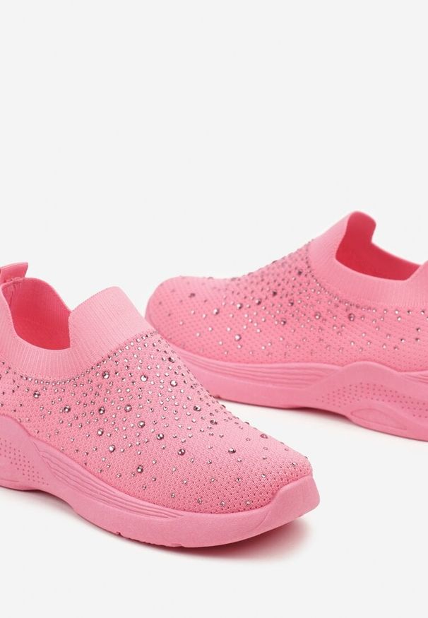 Born2be - Różowe Buty Sportowe ze Skarpetową Cholewką Ozdobione Cyrkoniami Arabbea. Okazja: na co dzień, na spacer. Kolor: różowy. Materiał: jeans. Szerokość cholewki: normalna. Wzór: aplikacja. Obcas: na obcasie. Sport: turystyka piesza