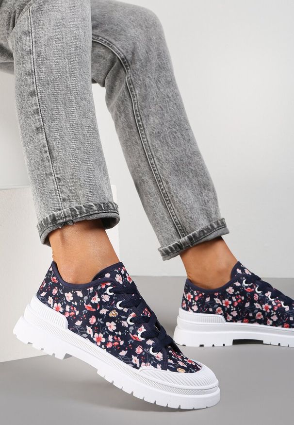 Renee - Granatowe Trampki Artyllis. Kolor: niebieski. Materiał: materiał, guma, jeans. Wzór: nadruk, kwiaty, aplikacja. Obcas: na płaskiej podeszwie