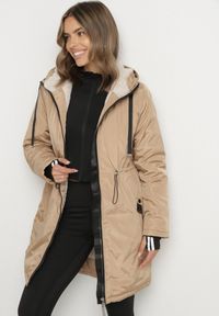 Born2be - Ciemnobeżowa Klasyczna Kurtka Parka z Futrzaną Wyściółką Olenevia. Okazja: na co dzień. Kolor: beżowy. Materiał: futro. Styl: klasyczny #6