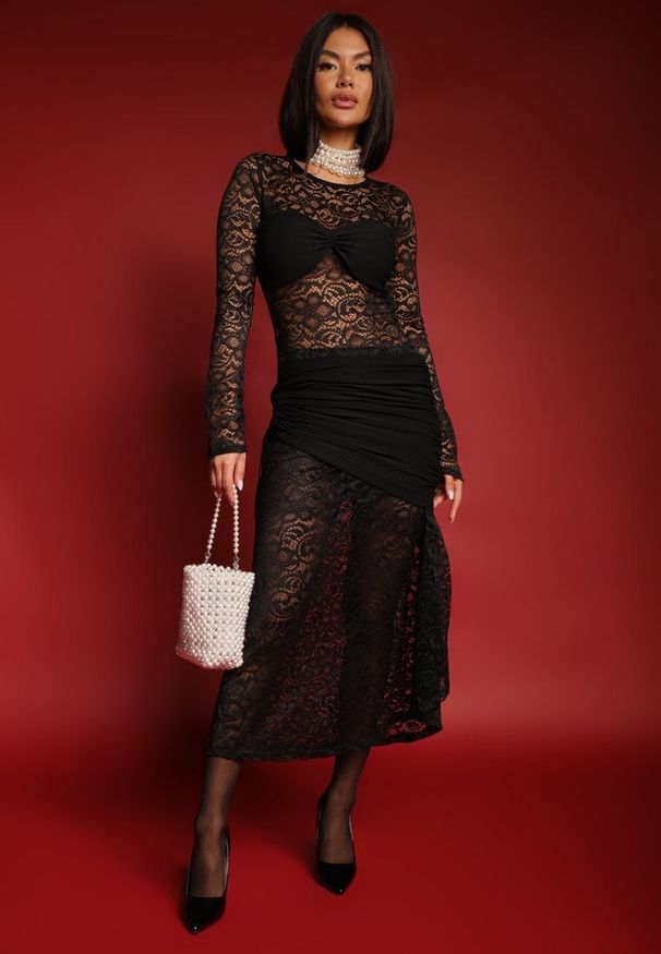 Renee - Czarna Koronkowa Sukienka Dopasowana Ozdobiona Marszczeniem z Usztywnionymi Miseczkami Temitta. Kolor: czarny. Materiał: koronka. Wzór: aplikacja. Styl: elegancki