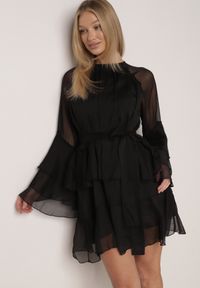 Born2be - Czarna Sukienka z Eterycznymi Falbanami i Wiązanym Paskiem Rivaniah. Okazja: na ślub cywilny, na wesele. Kolor: czarny. Styl: elegancki #5