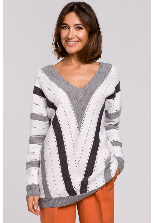 e-margeritka - Sweter oversize z dekoltem szary - s/m. Kolor: szary. Materiał: akryl, materiał. Długość: krótkie. Wzór: ze splotem, ażurowy