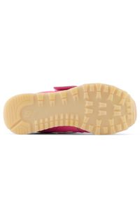 Buty dziecięce New Balance PV574KP – różowe. Zapięcie: rzepy. Kolor: różowy. Materiał: guma, materiał, syntetyk. Szerokość cholewki: normalna. Model: New Balance 574. Sport: turystyka piesza #5