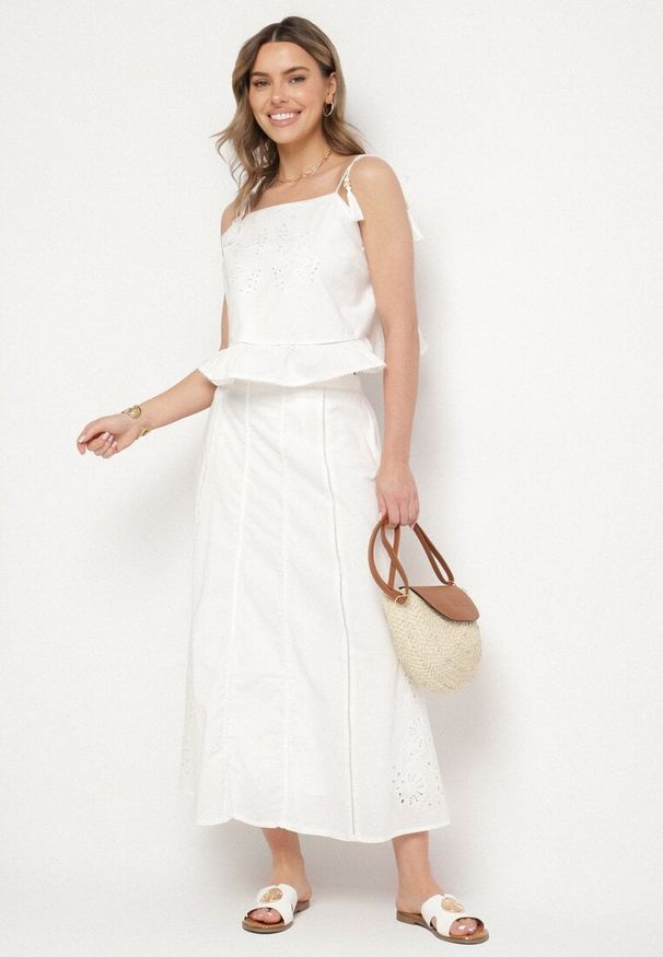 Born2be - Biała Bawełniana Spódnica o Rozkloszowanym Kroju Zdobiona Haftem Tolirela. Okazja: na co dzień, do pracy. Kolor: biały. Materiał: bawełna. Wzór: aplikacja, haft. Styl: klasyczny, casual, elegancki