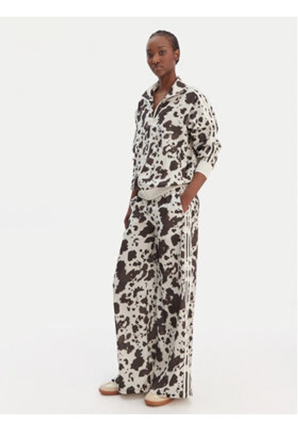 Adidas - adidas Spodnie dresowe Satin KA2668 Brązowy Wide Leg. Kolor: brązowy. Materiał: syntetyk