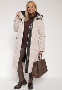 Born2be - Beżowa Kurtka z Kapturem o Wydłużonym Fasonie z Kieszeniami na Suwak Loreldra. Typ kołnierza: kaptur. Kolor: beżowy #4