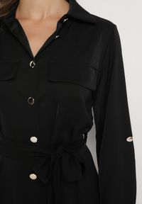 Born2be - Czarna Koszulowa Sukienka z Eleganckimi Guzikami i Wiązanym Paskiem w Talii Kortella. Okazja: na spotkanie biznesowe, na co dzień. Typ kołnierza: dekolt w serek. Kolor: czarny. Długość rękawa: długi rękaw. Typ sukienki: koszulowe. Styl: elegancki #3